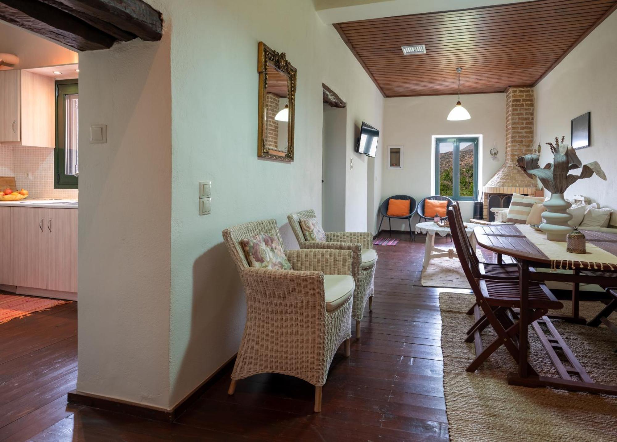 Ornus Traditional House Orne Exterior photo